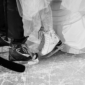 Хоккейная фотография жениха и невесты.